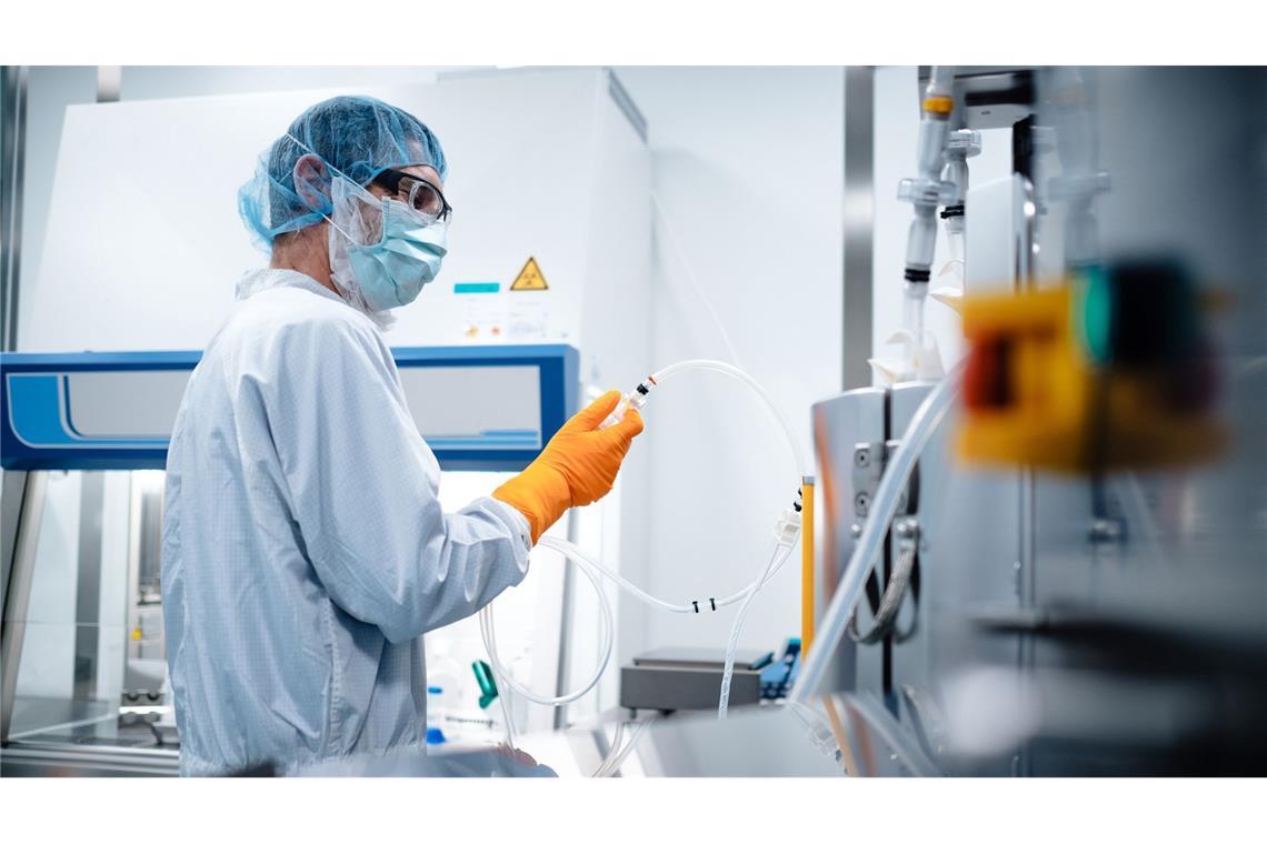 Ein Mitarbeiter des Mainzer Unternehmens Biontech arbeitet in einem Labor.