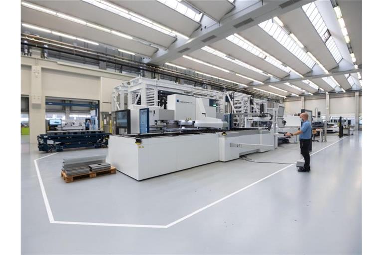 Ein Mitarbeiter des Maschinenbauers Trumpf bedient im Besucherzentrum des Unternehmens eine Biegemaschine. Foto: Marijan Murat/dpa/Symbolbild