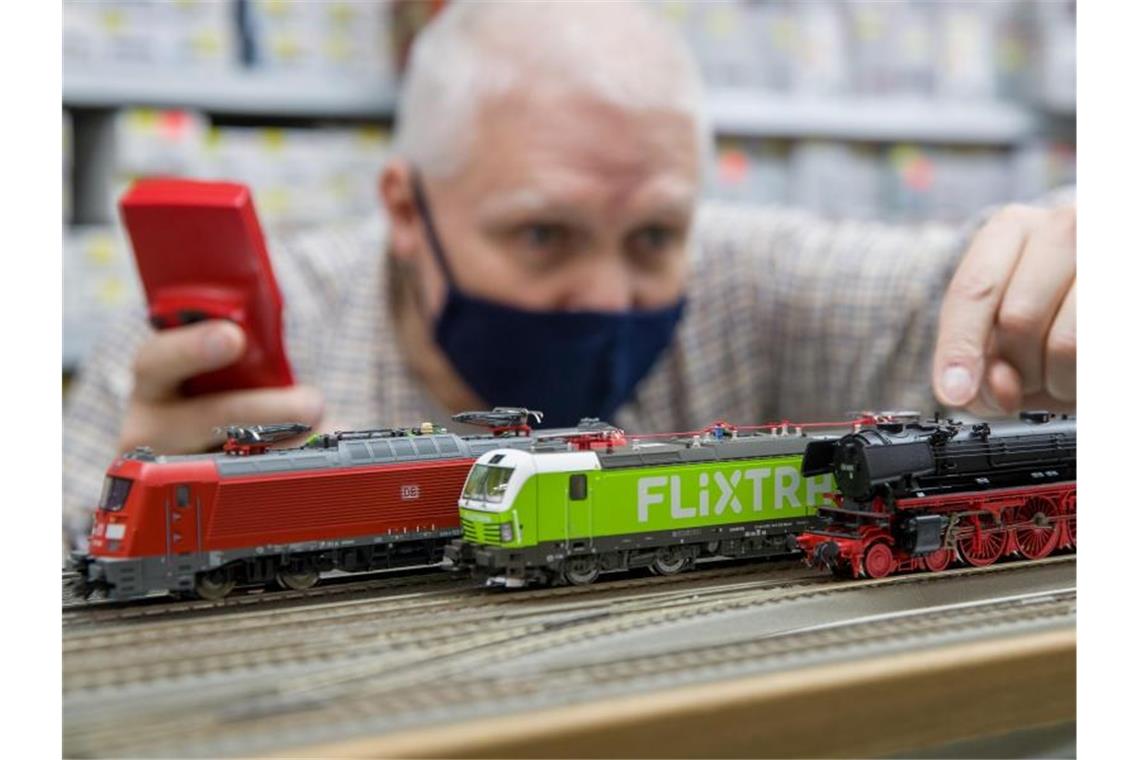 Modelleisenbahn bleibt trotz Corona-Krise in der Spur Ein Mitarbeiter des Modelleisenbahn-Geschäfts Eisenbahn Dörfler in der Nürnberger Innenstadt. Foto: Daniel Karmann/dpa
