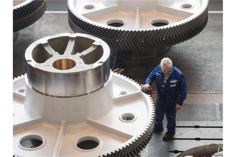Ein Mitarbeiter des Pressenherstellers Schuler AG reinigt ein Exzenterrad. Der Verband Deutscher Maschinen- und Anlagenbau (VDMA) teilt Zahlen zum Auftragseingang im Maschinenbau für August 2019 mit. Foto: Marijan Murat/dpa