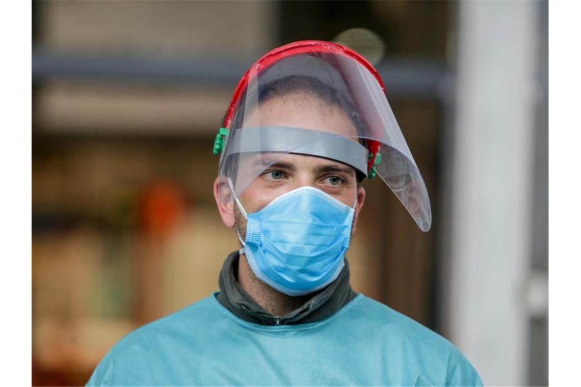 Corona-Krise: Spanien optimistisch trotz Toten-Rekords Ein Mitarbeiter des provisorischen Krankenhauses auf der Madrider Messe trägt Mund- und Gesichtsschutz. Foto: Ricardo Rubio/Europa Press/dpa