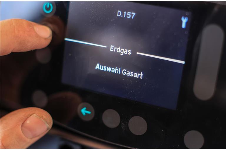 Ein Mitarbeiter einer Sanitär- und Heizungsbaufirma installiert im sächsischen  Markranstädt eine moderne Gasbrennwerttherme in einem Einfamilienhaus.