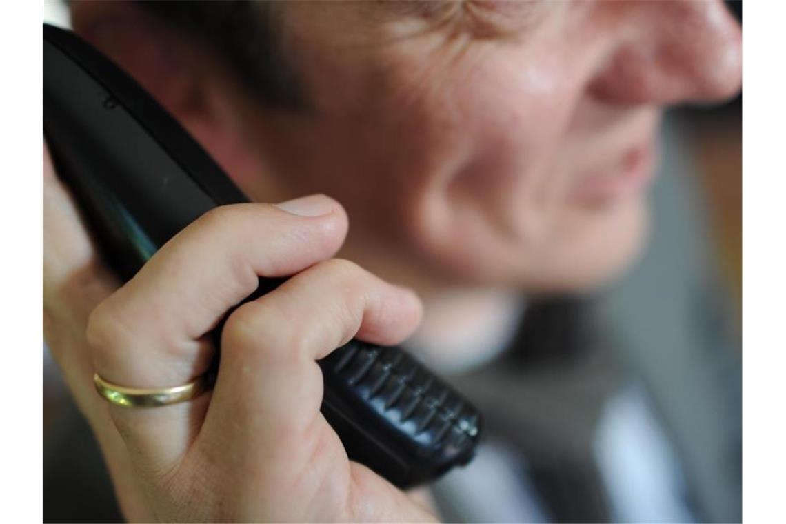 Ein Mitarbeiter einer Telefonseelsorge telefoniert. Foto: Angelika Warmuth/Archivbild