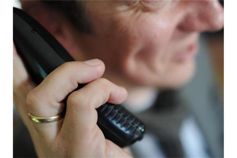Ein Mitarbeiter einer Telefonseelsorge telefoniert. Foto: Angelika Warmuth/Archivbild