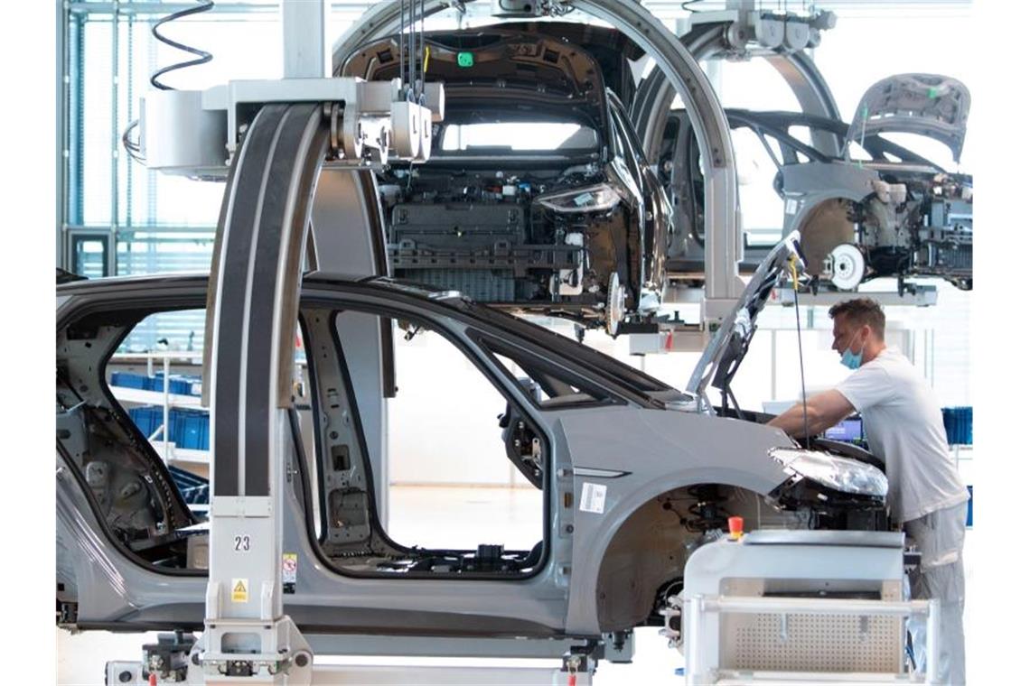Stimmung in der Autoindustrie stürzt wieder ab Ein Mitarbeiter eines Automobilherstellers in der Endmontage. Foto: Sebastian Kahnert/dpa