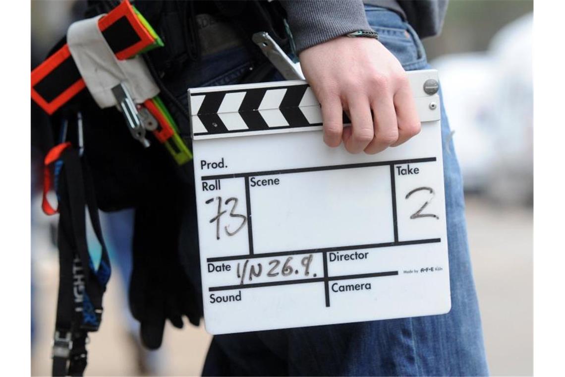 Film-Festival Fish: Beitrag aus Baden-Württemberg gewinnt Ein Mitarbeiter eines Filmteams hält eine Filmklappe. Foto: picture alliance/dpa/Symbolbild