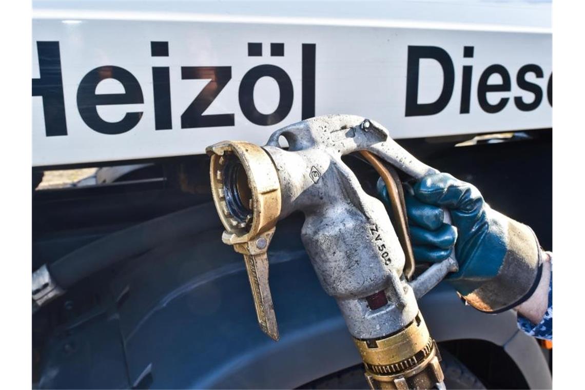 CO2-Preis im Verkehr belastet ärmere Haushalte stärker Ein Mitarbeiter eines Heizöllieferanten bereitet die Betankung eines Mehrfamilienhauses mit Heizöl vor. Foto: Patrick Pleul/dpa-Zentralbild/dpa