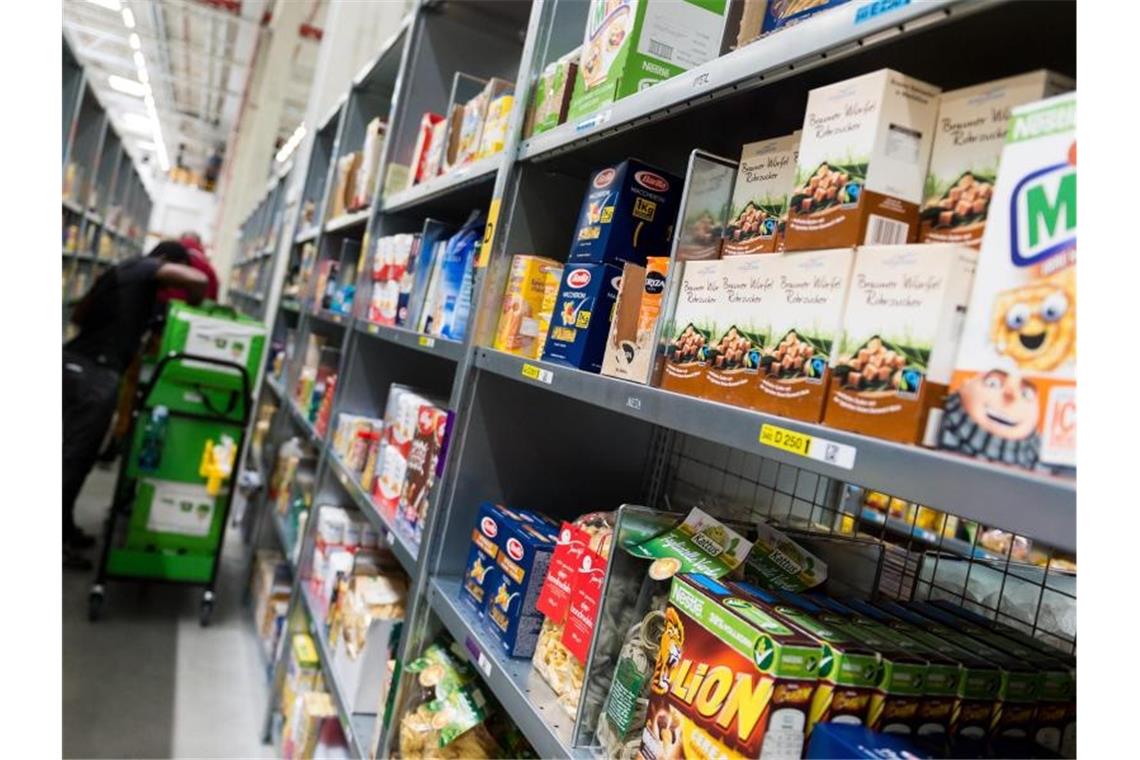 Nur jeder Zehnte kauft im Online-Supermarkt Ein Mitarbeiter eines Lebensmittellieferdienstes packt bestellte Waren ein. Foto: picture alliance / Monika Skolimowska/dpa