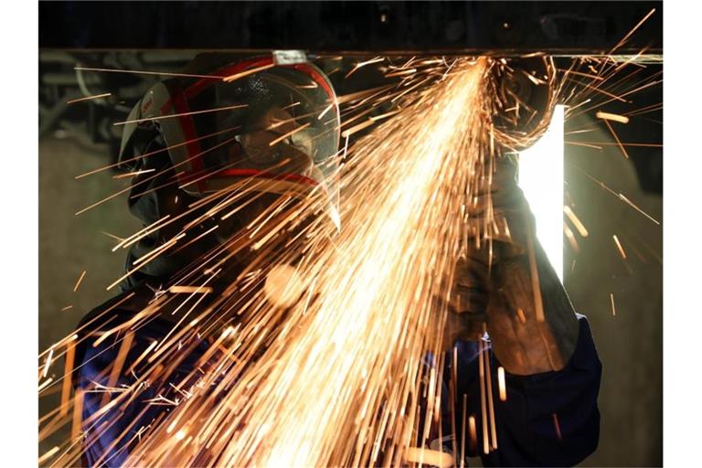 Ein Mitarbeiter eines Maschinenbauunternehmens schneidet Metallteile. Die Bestellungen bei Deutschlands Maschinenbauern gingen im April um 31 Prozent zurück. Foto: Jan Woitas/dpa-Zentralbild/dpa
