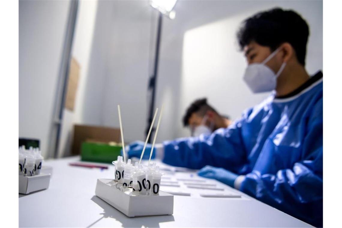 Erstmals mehr als 90.000 Corona-Neuinfektionen Ein Mitarbeiter eines Testzentrums in Bremen wertet Corona-Schnelltests aus. Foto: Sina Schuldt/dpa