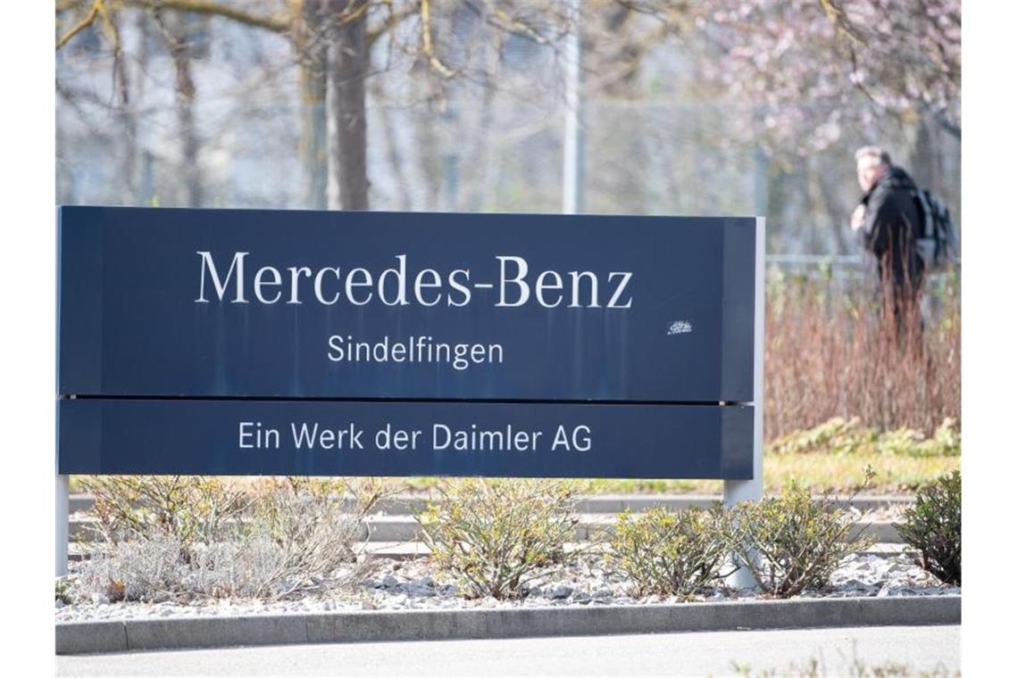 Daimler setzt wegen Chipmangel E-Klasse-Fertigung aus Ein Mitarbeiter geht zum Schichtwechsel in Richtung Werk. Foto: Sebastian Gollnow/dpa/Archivbild