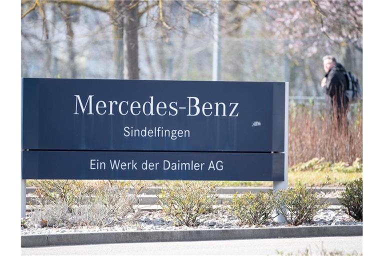 Ein Mitarbeiter geht zum Schichtwechsel in Richtung Werk. Foto: Sebastian Gollnow/dpa/Archivbild