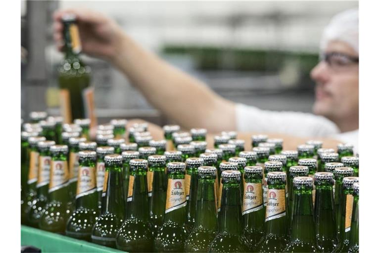 Ein Mitarbeiter in der Produktion der Mecklenburgischen Brauerei Lübz. Foto: Frank Hormann/dpa