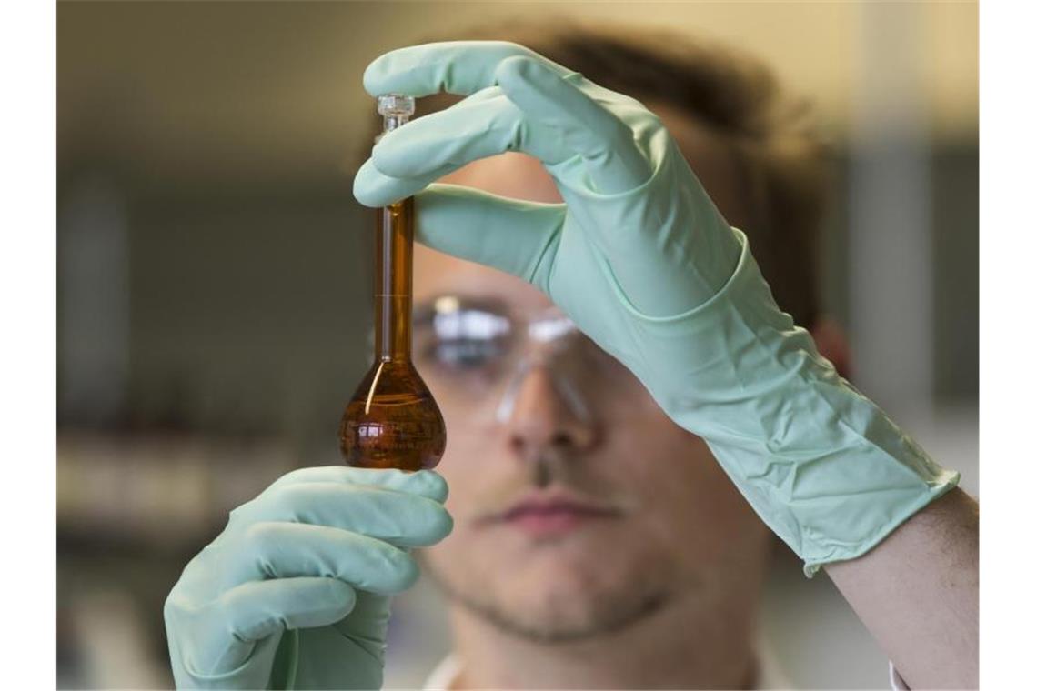 Chemie- und Pharmabranche erwartet 2020 Umsatzrückgang Ein Mitarbeiter in einem Pharmaunternehmen. (Symbolbild). Foto: Frank Eppler/Chemie.BW/obs