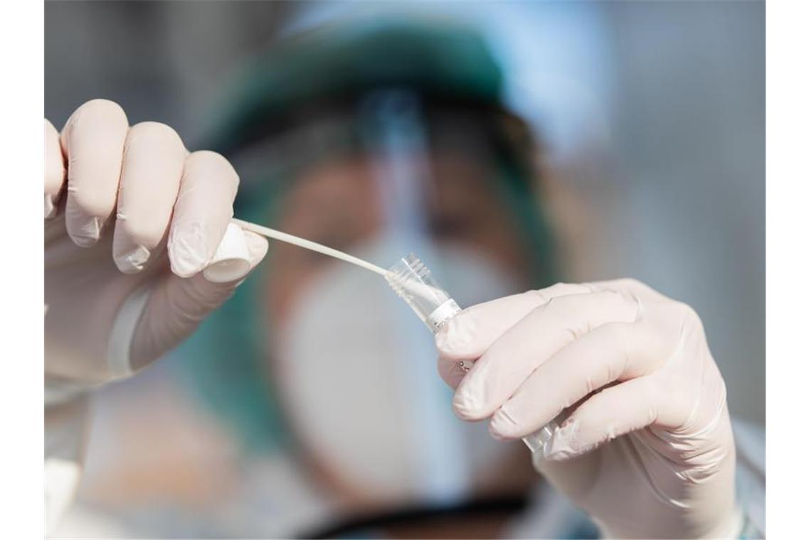 Ein Mitarbeiter in einer Corona-Teststelle in Nürtingen. Erstmals sind in Deutschland mehr als 30.000 neue Infektionen mit dem Coronavirus innerhalb eines einzigen Tages registriert worden. Foto: Tom Weller/dpa