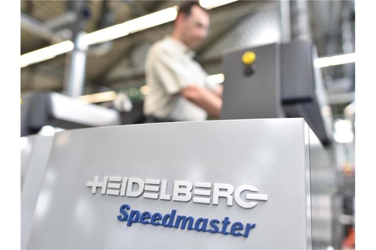 Ein Mitarbeiter ist im Stammwerk des Maschinenbauers Heidelberger Druck an einem Druckwerk zu sehen. Foto: picture alliance / dpa/Archivbild