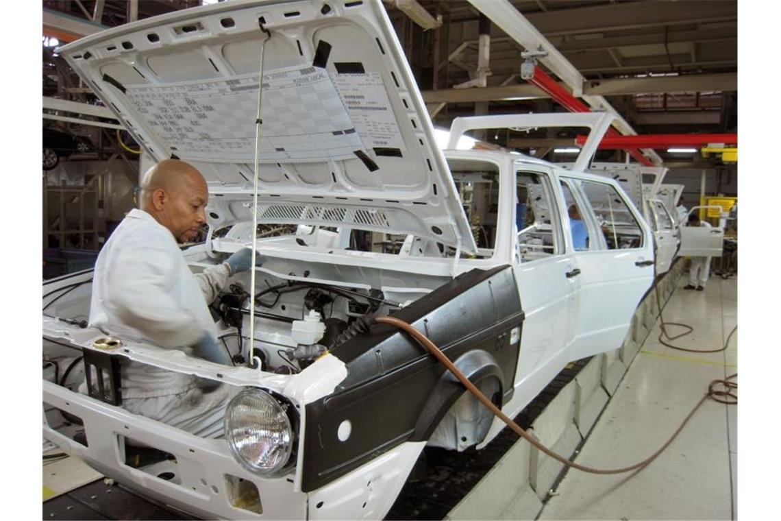 VW baut in Südafrika altes Werk zu Corona-Klinik um Ein Mitarbeiter montiert einen Golf Typ I im südafrikanischen VW-Werk bei Port Elizabeth. Die Fabrik wird in eine Corona-Klinik umgebaut. Foto: Ralf Krüger/dpa