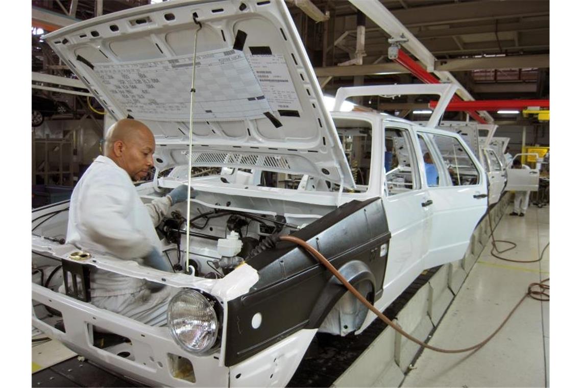 Ein Mitarbeiter montiert einen Golf Typ I im südafrikanischen VW-Werk bei Port Elizabeth. Die Fabrik wird in eine Corona-Klinik umgebaut. Foto: Ralf Krüger/dpa