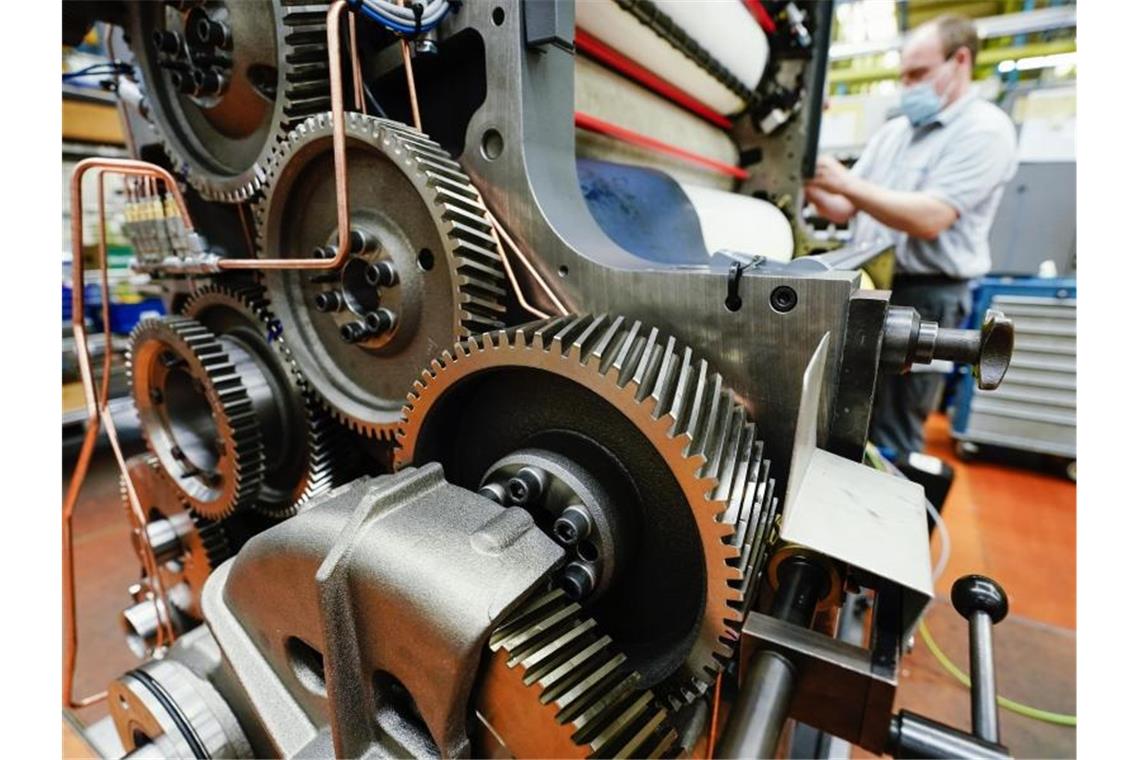 Ein Mitarbeiter montiert im Stammwerk der Heidelberger Druckmaschinen AG ein Druckwerk vom Typ Speedmaster 102. Foto: Uwe Anspach/dpa
