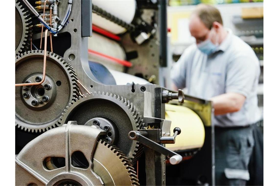 Ein Mitarbeiter montiert im Stammwerk der Heidelberger Druckmaschinen AG ein Druckwerk vom Typ Speedmaster 102. Foto: Uwe Anspach/dpa