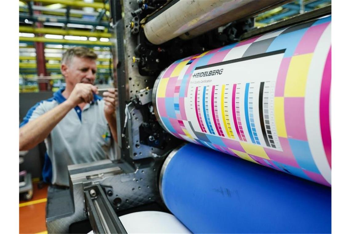 Ein Mitarbeiter montiert in einer Werkshalle am Stammsitz der Heidelberger Druckmaschinen AG ein Druckwerk vom Typ Speedmaster XL 106. Foto: Uwe Anspach/dpa/Archivbild
