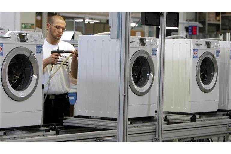 Ein Mitarbeiter montiert Waschmaschinen am  Band der BSH  in Nauen (Brandenburg) – an diesem Standort soll die Produktion schon  bis Mitte 2027 auslaufen.
