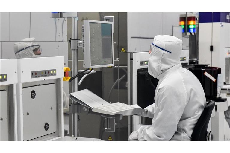 Ein Mitarbeiter sitzt in einem Forschungszentrum für Mikroelektronik. Das Interuniversity Microelectronics Centre (Imec) ist eigenen Angaben zufolge eines der führenden Forschungs- und Innovationszentren weltweit für Nanoelektronik und digitale Technologien.