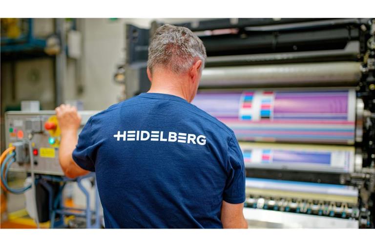 Ein Mitarbeiter steht in einer Produktionshalle von Heidelberger Druckmaschinen an einem Druckwerk.