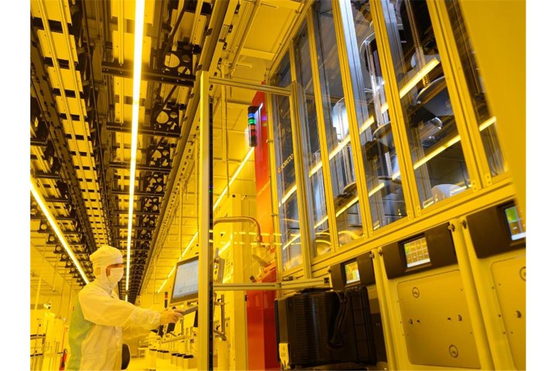 Ein Mitarbeiter steht während eines Presserundgangs in der neuen Halbleiterfabrik von Bosch. Foto: Robert Michael/dpa-Zentralbild/dpa