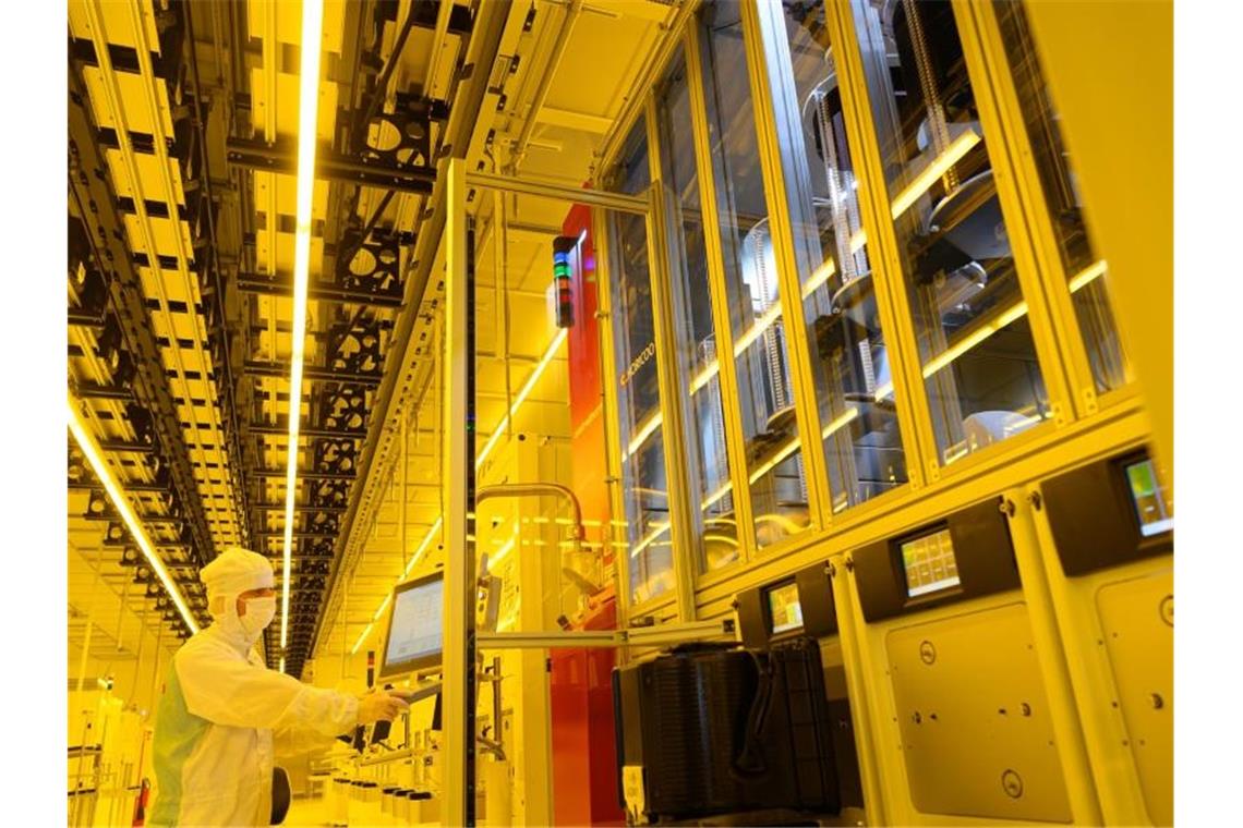 Bosch eröffnet Chipfabrik in Dresden Ein Mitarbeiter steht während eines Presserundgangs in der neuen Halbleiterfabrik von Bosch. Foto: Robert Michael/dpa-Zentralbild/dpa