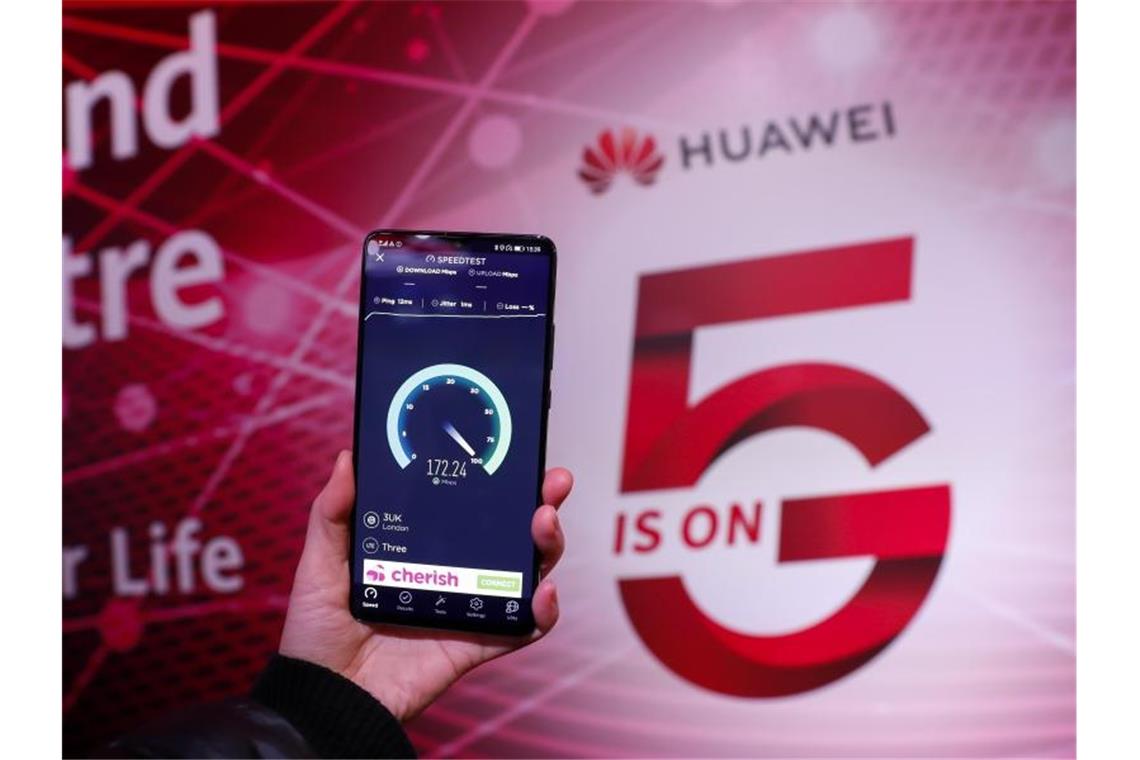 Ein Mitarbeiter testet mit einem Huawei 5G-Handy im Huawei 5G Innovation and Experience Center die Geschwindigkeit. Foto: Han Yan/XinHua/dpa
