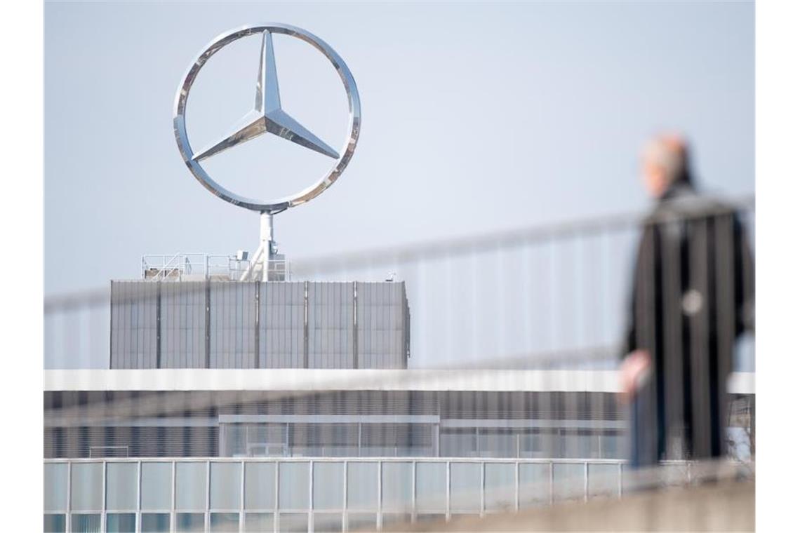 Ein Mitarbeiter von Daimler steht auf dem Dach des Werks. Foto: Sebastian Gollnow/dpa