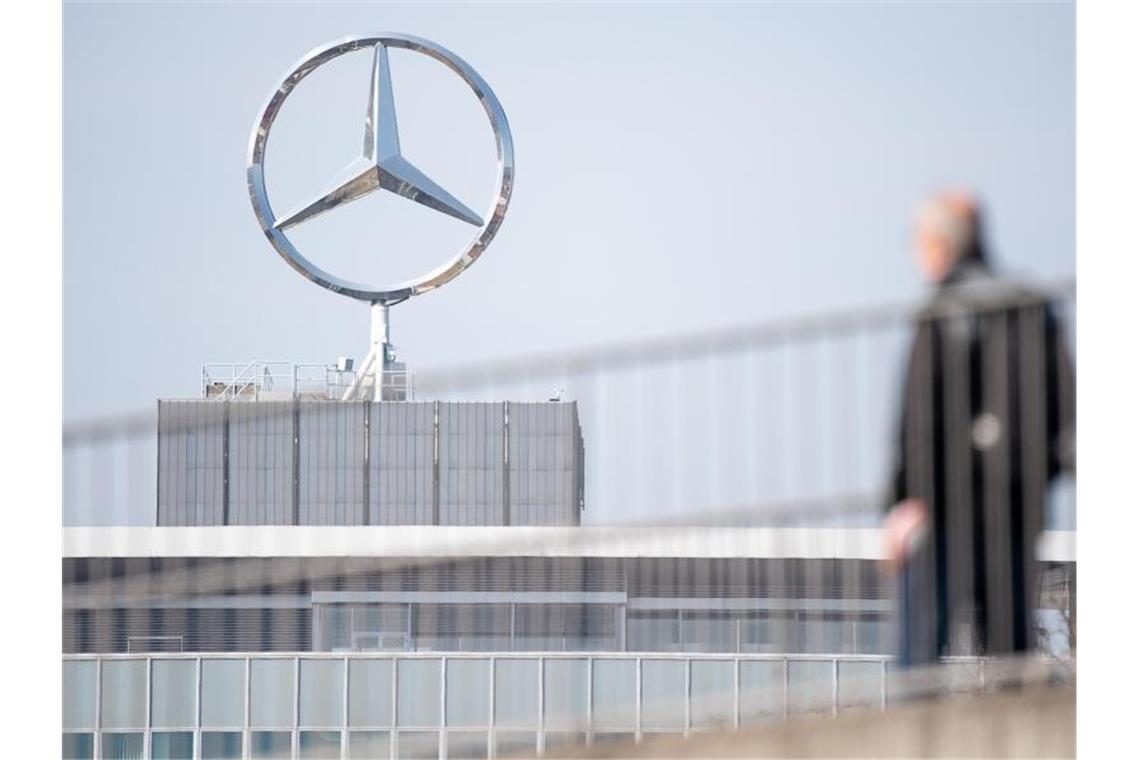 Autobauer Daimler verlängert Kurzarbeit bis Ende April Ein Mitarbeiter von Daimler steht auf dem Dach des Werks. Foto: Sebastian Gollnow/dpa