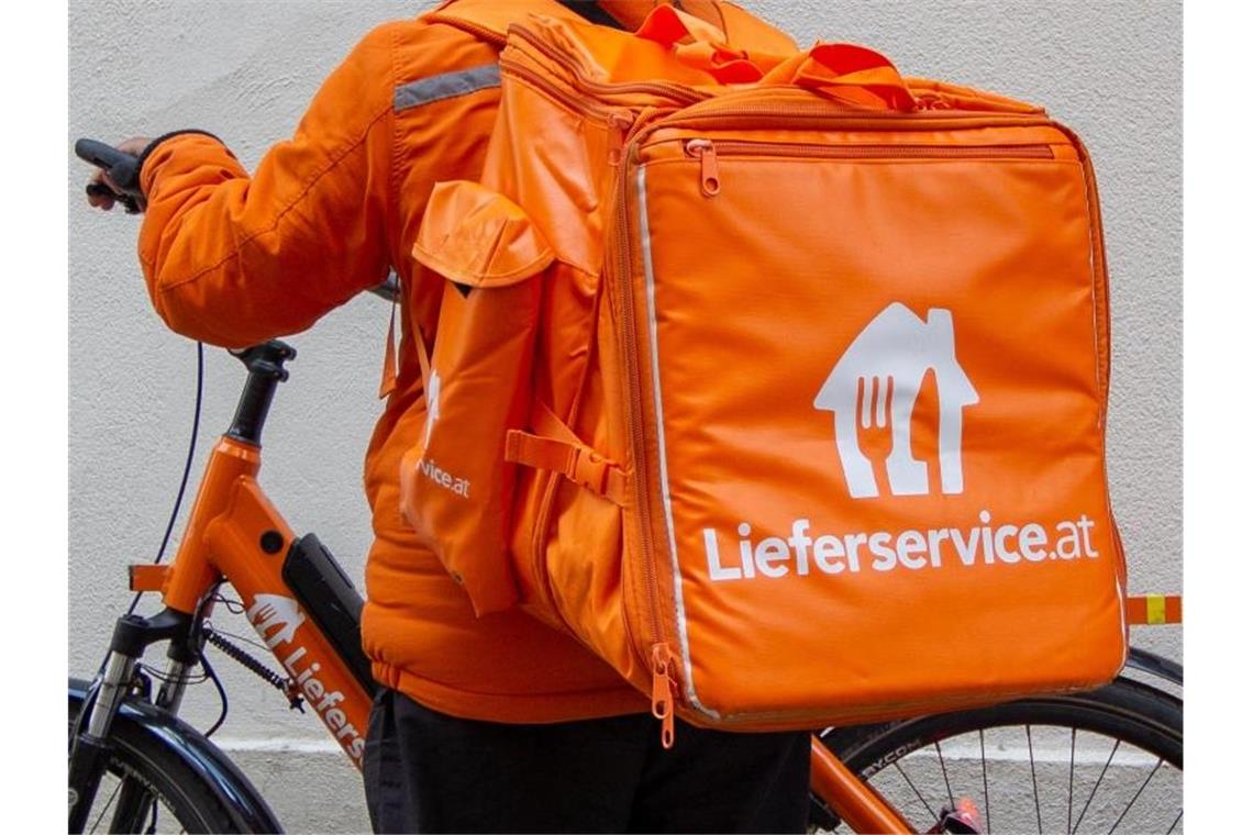 Ein Mitarbeiter von Lieferservice.at steht neben seinem E-Bike. Österreich hat den weltweit ersten Kollektivvertrag für Fahrradzusteller. Foto: Lukas Huter