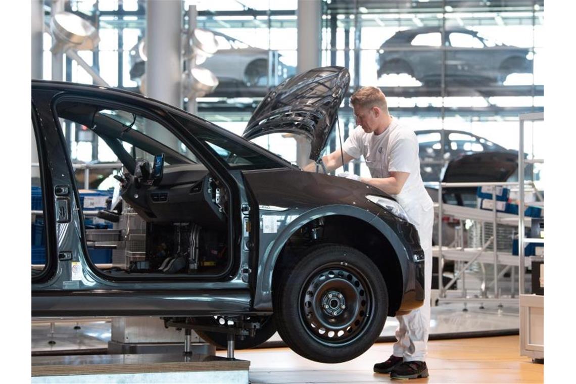 Chipmangel verteuert Neuwagen weiter Ein Mitarbeiter von Volkswagen in der Gläsernen Manufaktur in Dresden. Foto: Sebastian Kahnert/dpa-Zentralbild/dpa