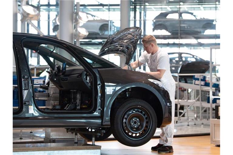 Ein Mitarbeiter von Volkswagen in der Gläsernen Manufaktur in Dresden. Foto: Sebastian Kahnert/dpa-Zentralbild/dpa