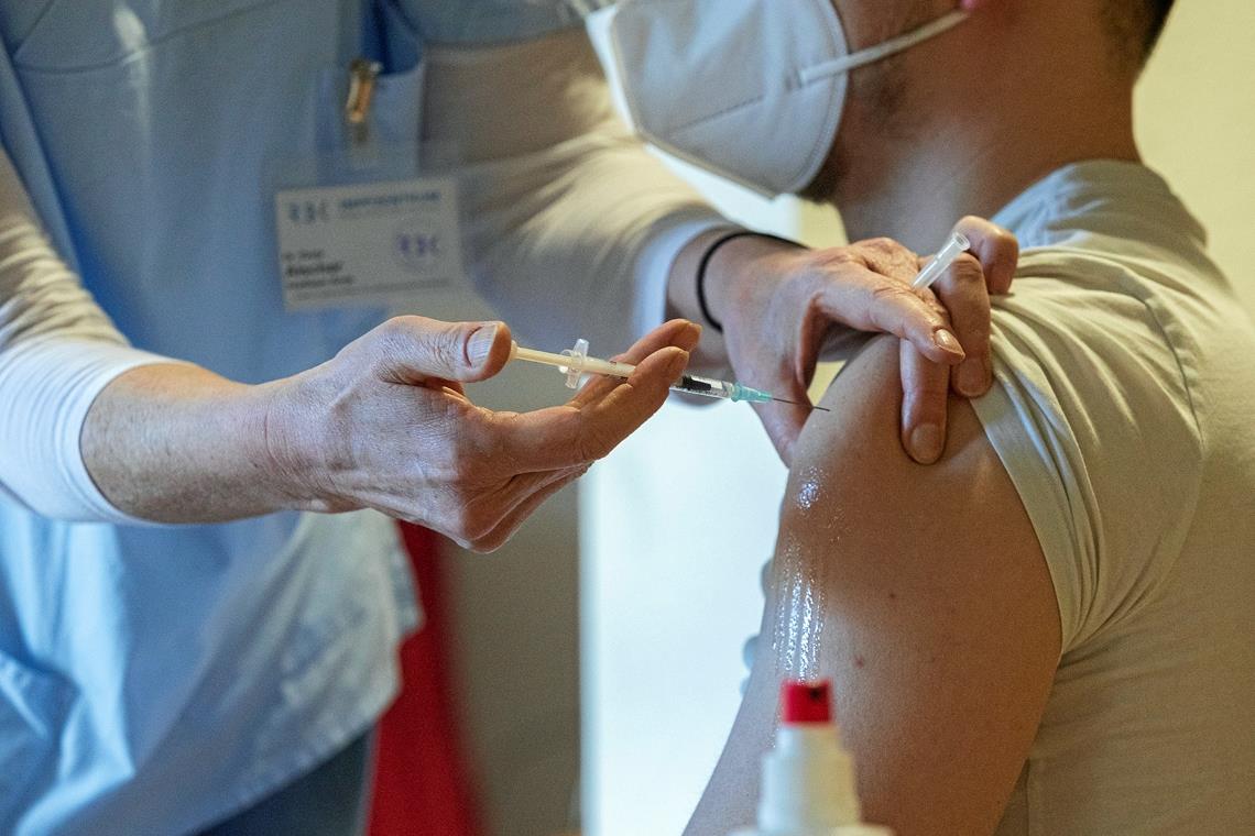 Ein Mitarbeiter wird Ende 2020 im Alten- und Pflegeheim Staigacker in Backnang gegen Covid-19 geimpft. Archivfoto: Jörg Fiedler