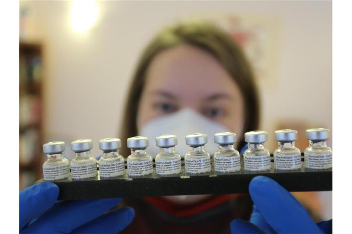 Ein Mitarbeiterin eines mobilen Impfteams in Halberstadt hält ein Tablett mit Impffläschchen der Firma Biontech/Pfizer. Foto: Matthias Bein/dpa-Zentralbild/dpa