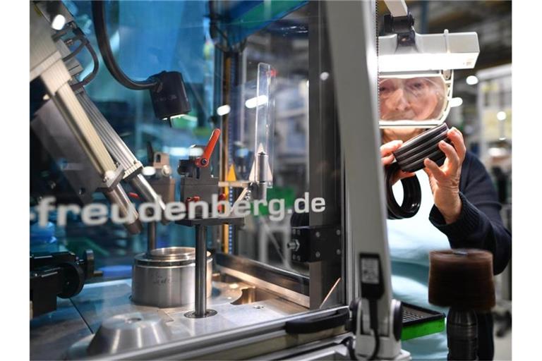 Ein Mitarbeiterin kontrolliert in einem Fabrikgebäude des Technologiekonzerns Freudenberg Dichtungsringe. Foto: picture alliance / Uwe Anspach/dpa/Archivbild