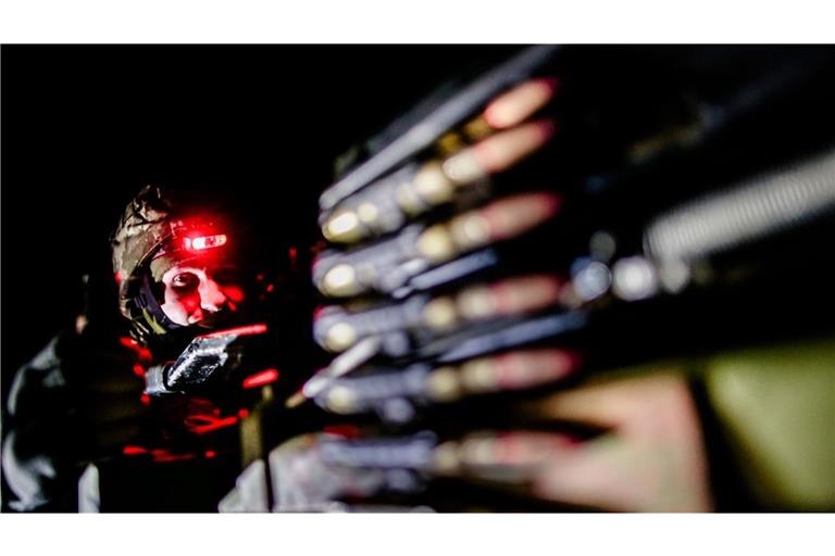 Ein Mitglied der 117. Brigade der ukrainischen Armee in der Region Sumy im Nordosten der Ukraine ist bei Nacht im Einsatz.