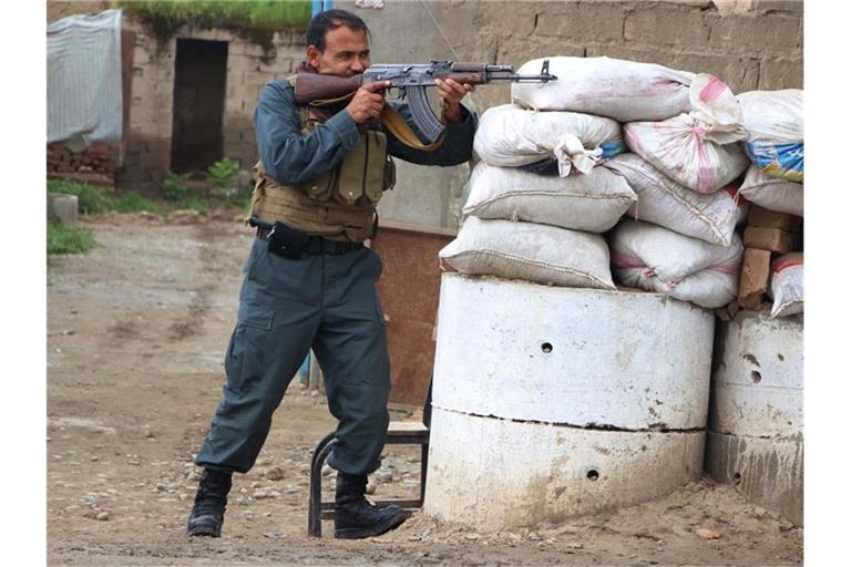 Ein Mitglied der afghanischen Streitkräfte Mitte April während einer Schießerei mit Taliban in der Provinz Kundus. Foto: Ajmal Kakar/XinHua