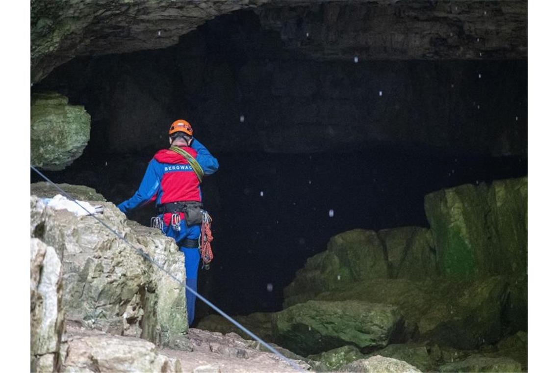 Ein Mitglied der Bergwacht steht nach der Rettung zweier Männer vor der Falkensteiner Höhle. Foto: Marijan Murat