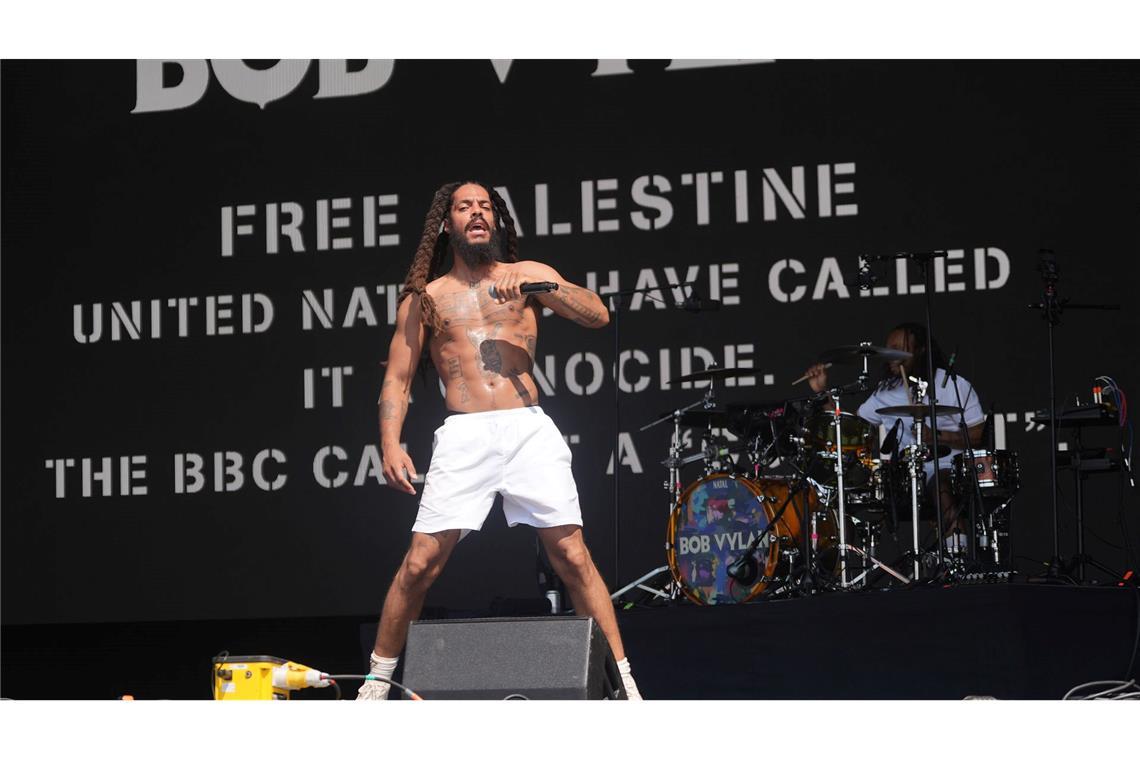 Nach Anti-Israel-Eklat bei Glastonbury: BBC gibt Fehler zu Ein Mitglied der Gruppe Bob Vylan rief das Publikum in Glastonbury dazu auf "Death, death to the IDF" (Tod dem israelischen Militär) zu skandieren.