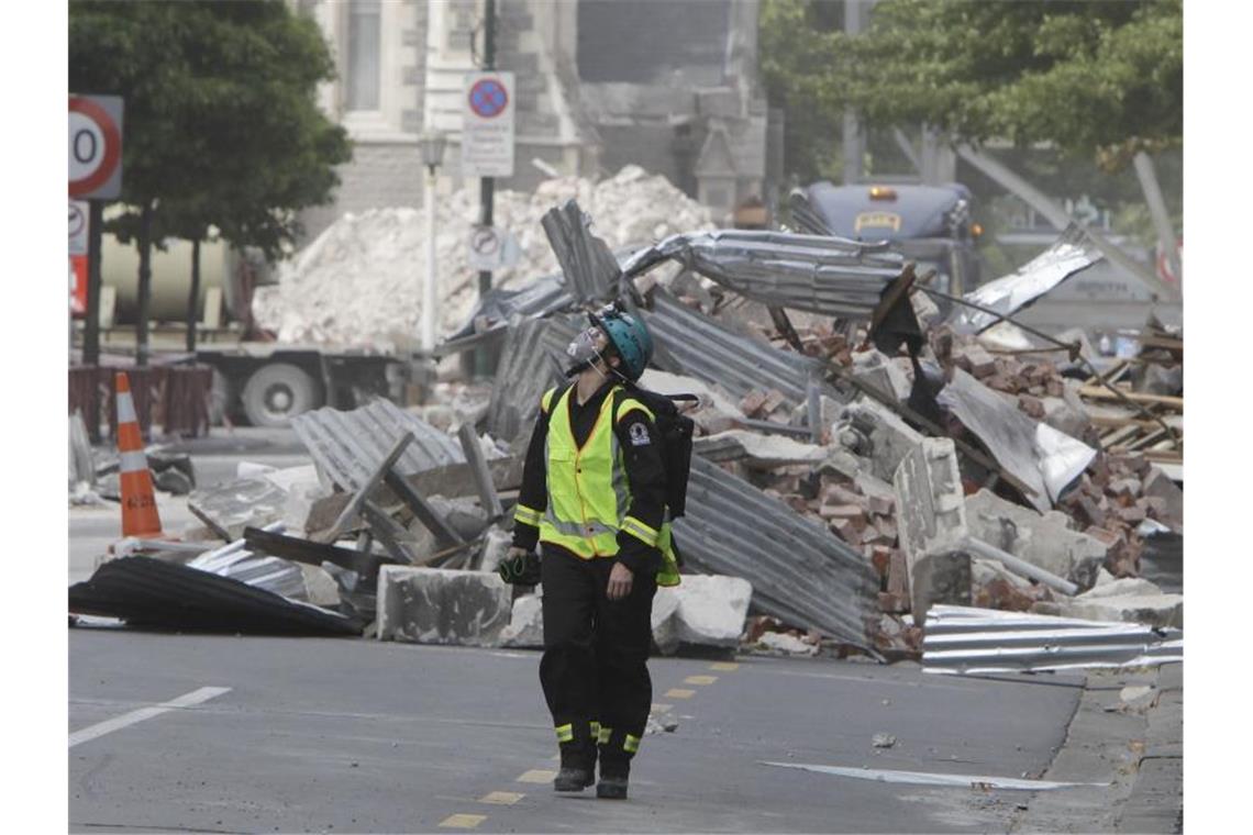 Neuseeland gedenkt der Opfer des Christchurch-Erdbebens Ein Mitglied der neuseeländischen Rettungskräfte im März 2011 im zerstörten Geschäftsviertel von Christchurch. Foto: Mark Baker/AP POOL/dpa