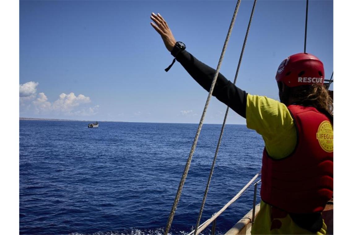 Mehr als 700 Migranten landen auf Lampedusa Ein Mitglied der NGO „Open Arms“, die immer wieder Menschen aus dem Mittelmeer rettet, gestikuliert an Bord des Schiffes „Astral“. Foto: Jesús Hellín/EUROPA PRESS/dpa/Symbolbild