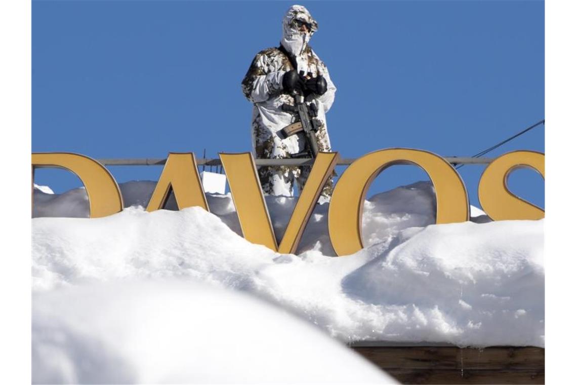 Ein Mitglied der Schweizer Spezialkräfte steht auf dem Dach des Kongress Hotels in Davos. Foto: Laurent Gillieron/Keystone