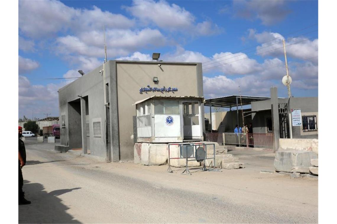 Polizei: Waffenruhe zwischen Israel und Hamas hält bislang Ein Mitglied der Sicherheitskräfte der palästinensischen Hamas steht am Grenzübergang Kerem Schalom. Israel hat den Grenzübergang für Warenlieferungen in das Küstengebiet wieder geöffnet. Foto: Ashraf Amra/APA Images via ZUMA Wire/dpa