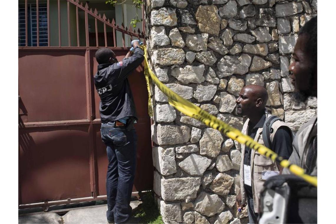 Festnahmen nach Präsidentenmord in Haiti Ein Mitglied der Sicherheitskräfte versperrt den Zugang zu der Residenz des haitianischen Präsidenten Moïse. Foto: Joseph Odelyn/AP/dpa