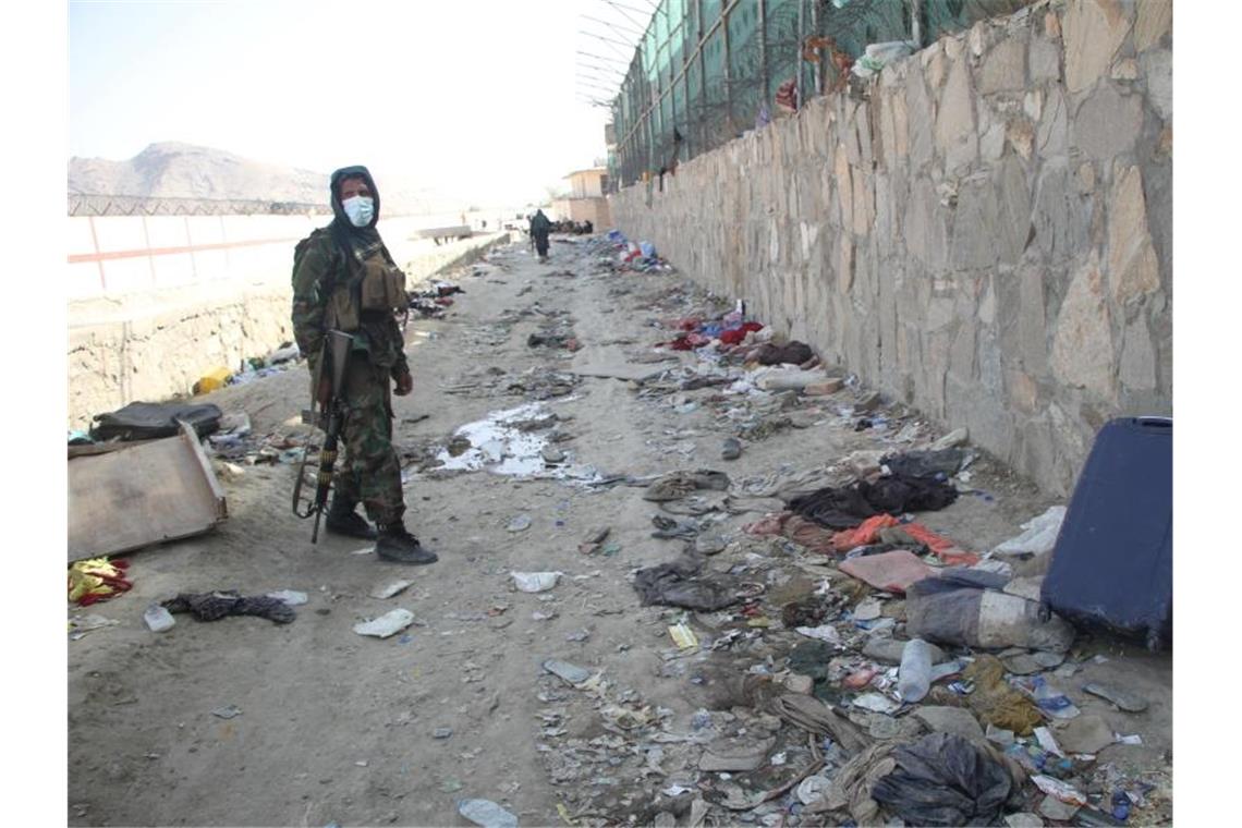 Nach Blutbad von Kabul: Biden kündigt Vergeltung an Ein Mitglied der Taliban am Anschlagsort in der Nähe des Flughafens. Foto: XinHua/dpa