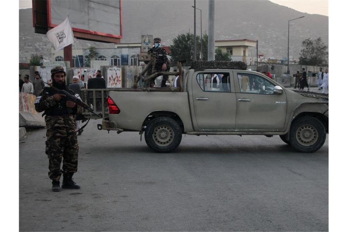 Taliban greifen IS-Kämpfer in Kabul an Ein Mitglied der Taliban steht in Kabul Wache. Bei einem Bombenanschlag in der afghanischen Hauptstadt wurden nahe einer Trauerfeier für die Mutter eines hochrangigen Taliban-Funktionärs mehrere Zivilisten getötet. Foto: Saifurahman Safi/XinHua/dpa